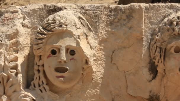 Ruinas del antiguo anfiteatro greco-romano. Esculturas antiguas.Nombre antiguo de Myra - Demre Turquía — Vídeo de stock