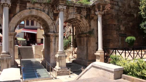 Antigua puerta del emperador romano Adriano en el centro de la ciudad de Antalya Turquía — Vídeo de stock