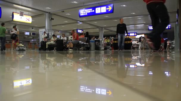 Internationale luchthaven borispol. wachten ruimte in nieuwe terminal f — Stockvideo