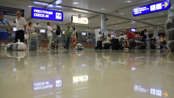 Internationaler flughafen borispol. Wartebereich im neuen Terminal f — Stockvideo