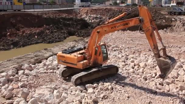 Big excavator operation in quarry — Stock Video