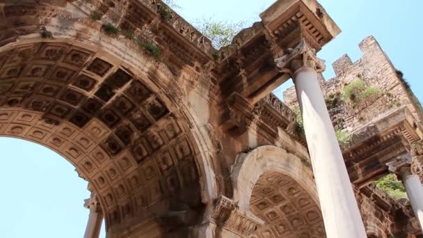 Antigua puerta del emperador romano Adriano en el centro de la ciudad de Antalya Turquía — Vídeo de stock