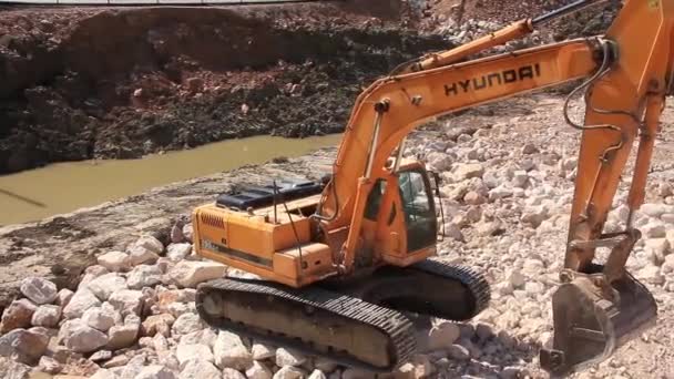 采石场的大型挖掘机作业 — 图库视频影像