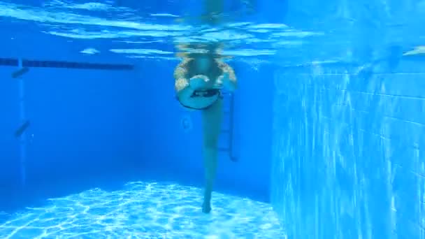 Young woman diving in a pool — Stock Video