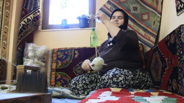 Ковроткачество. Тюркская женщина делает шелковый ковер — стоковое видео
