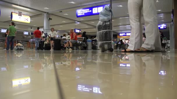 Aeropuerto internacional de Borispol. Espacio de espera en la nueva terminal F — Vídeos de Stock