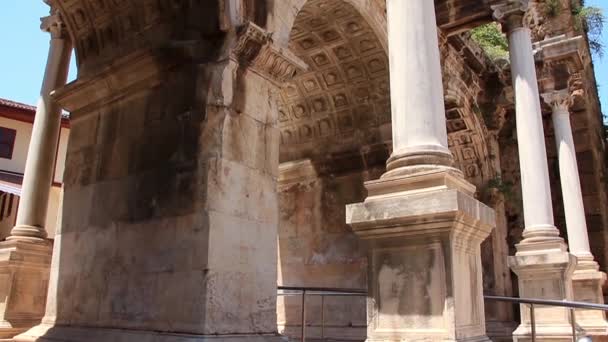 Antigua puerta del emperador romano Adriano en el centro de la ciudad de Antalya Turquía — Vídeos de Stock