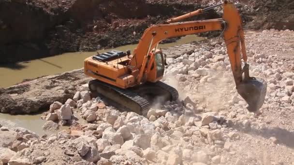 Big excavator operation in quarry — Stock Video