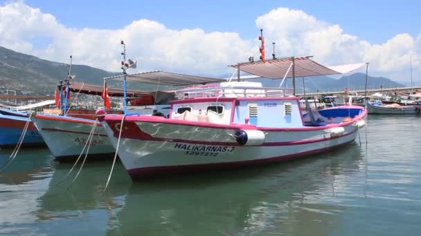 Barco a motor branco no porto — Vídeo de Stock