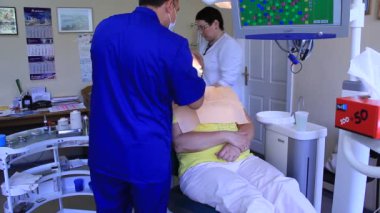 diş hekimi resepsiyonda