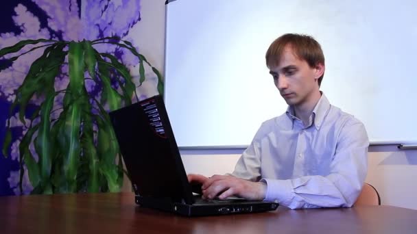 Хлопчик з персональним комп'ютером — стокове відео