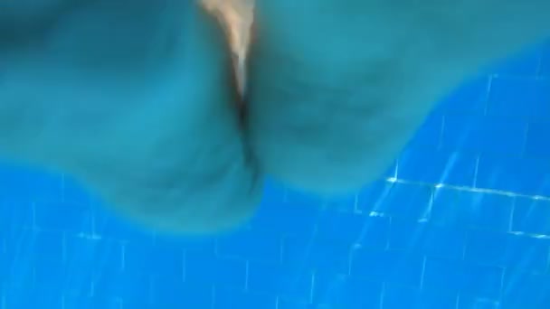 Молода жінка занурюється в басейн — стокове відео