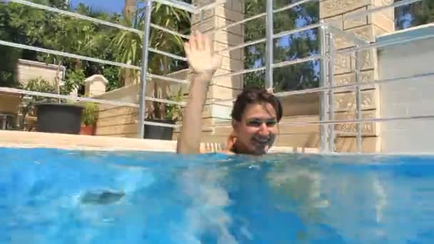 Genç kadın bir havuza dalış — Stok video