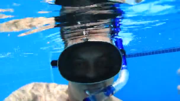 Joven buceando en una piscina — Vídeos de Stock