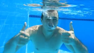 genç adam bir havuza dalış