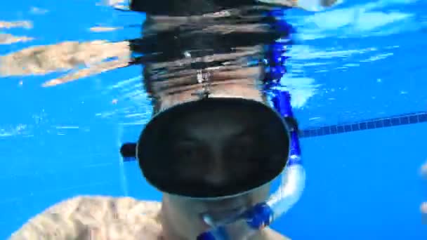 Ung man dykning i en pool — Stockvideo