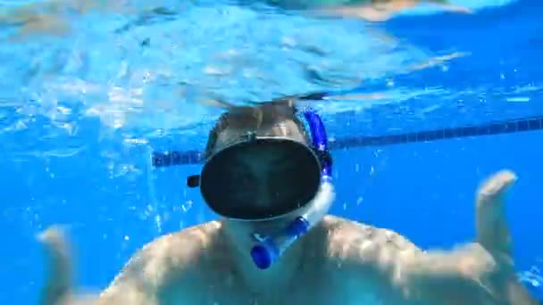 Joven buceando en una piscina — Vídeos de Stock