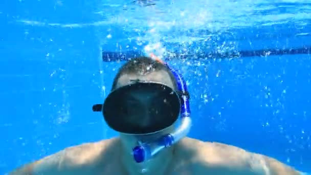 Joven buceando en una piscina — Vídeos de Stock