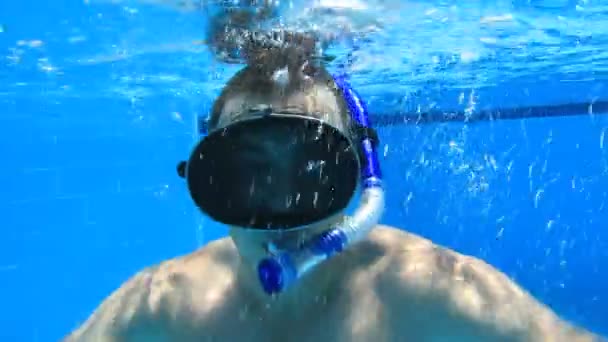 Joven buceando en una piscina — Vídeo de stock