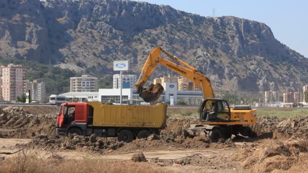 Gran operación de excavadora en cantera — Vídeo de stock