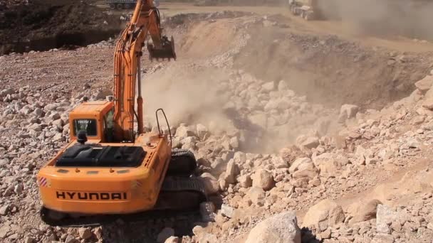 Big excavator operation in stone quarry — Stock Video