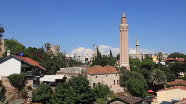 Kaleici - cidade velha. Minarete Yivli. Antalya, Turquia — Vídeo de Stock