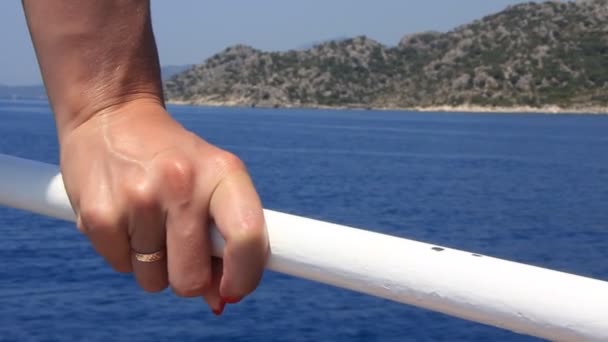 Voyage. Woman hand with wedding ring — Stock Video