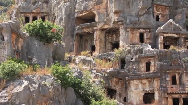 Tumbas cortadas en roca de la antigua necrópolis de Lycian. Nombre antiguo de Myra - Demre Turquía — Vídeos de Stock