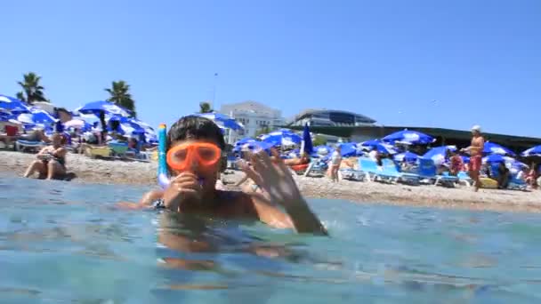 Vacaciones de verano en la playa — Vídeo de stock