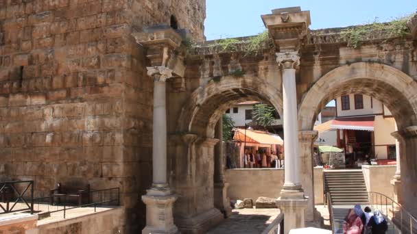 Antigua puerta del emperador romano Adriano en el centro de la ciudad de Antalya Turquía . — Vídeo de stock