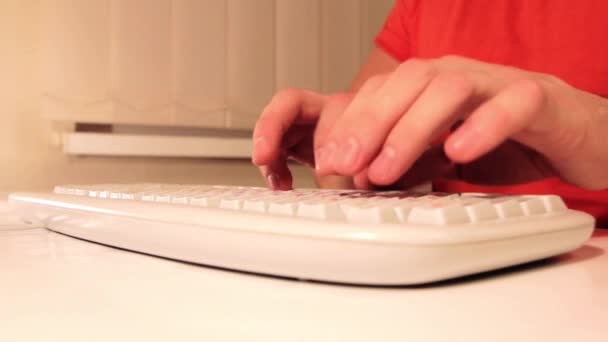 一个男人与一个电脑键盘打字 — 图库视频影像
