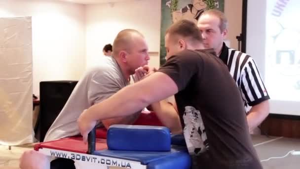 Arm-wrestling — Stock Video