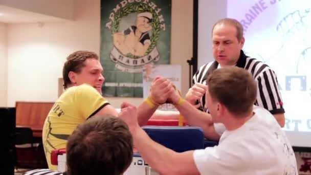 Arm-Wrestling — Stockvideo