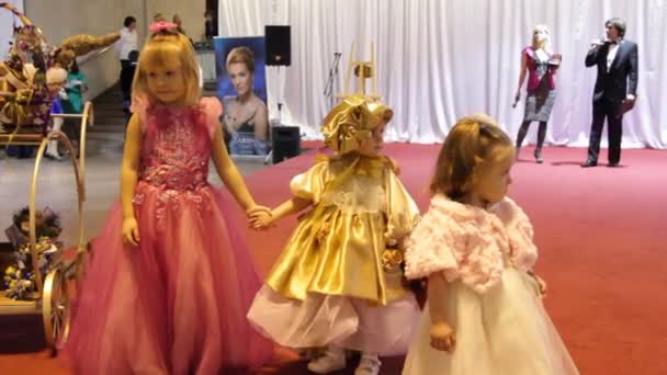 Drie prinsesje — Stockvideo