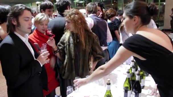 Отбор проб вина — стоковое видео