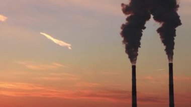 Endüstriyel Tesis arkasında günbatımı