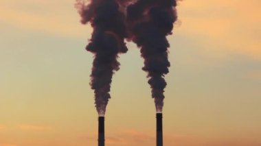 Endüstriyel Tesis arkasında günbatımı