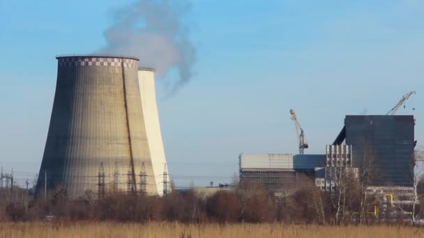 Rauchender Schornstein von Wärmekraftwerk Zeitraffer — Stockvideo