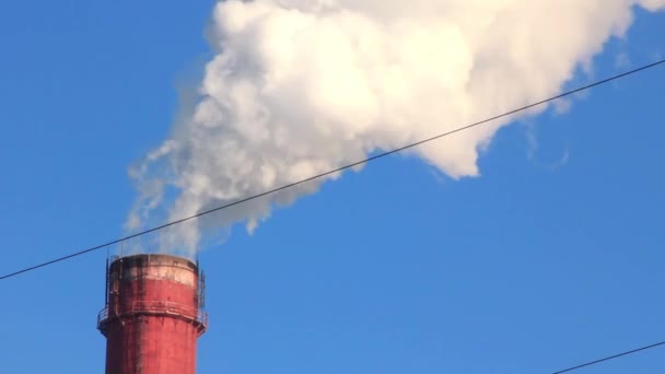 El humo vomita desde una chimenea industrial — Vídeos de Stock