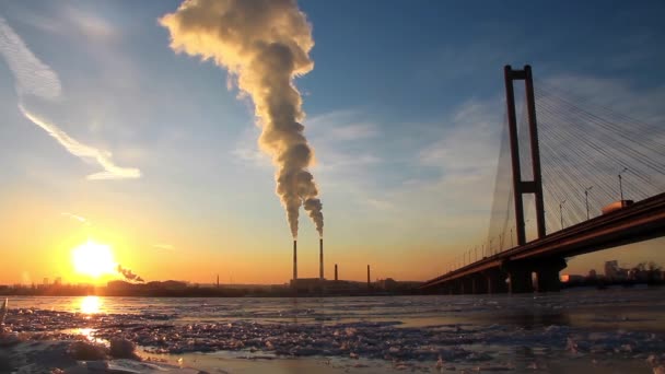 Ein Elektrizitätswerk in der Nähe des Dnjepr — Stockvideo