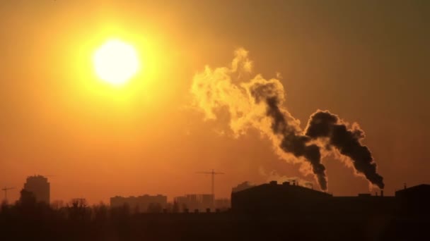 Coucher de soleil derrière l'usine industrielle — Video