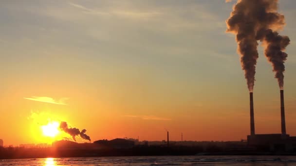 Coucher de soleil derrière l'usine industrielle — Video