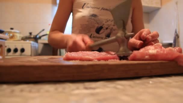 Preparación de la carne para cocinar — Vídeo de stock