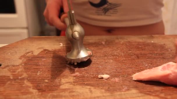 Приготування м'яса для приготування їжі — стокове відео