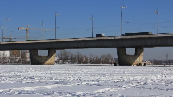 Ruch przebiega most nad rzeką Dniepr mrożone — Wideo stockowe