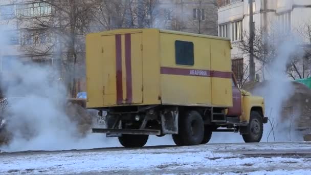 Фургон сломался. Повреждения трубопроводов — стоковое видео