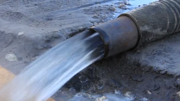 El exceso de agua deja una tubería — Vídeos de Stock