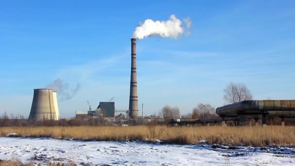 Roken schoorsteen van warmte electropower station timelapse — Stockvideo