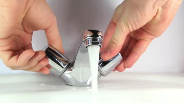 Water runs from a faucet — Stock Video