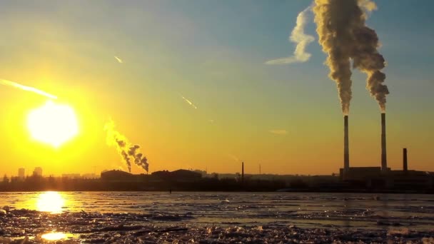 Coucher de soleil derrière l'usine industrielle — Video